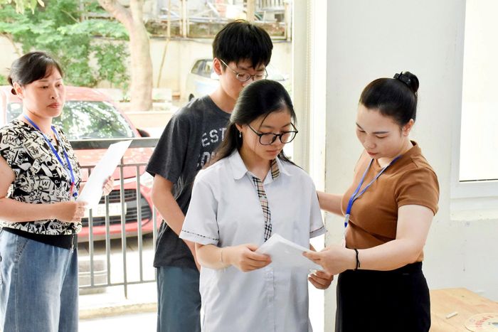 Thí sinh dự thi lớp 10 THPT năm học 2026-2027 tại điểm thi Trường THCS Nguyễn Du (phường Hoàn Kiếm). Ảnh: Phạm Thảo