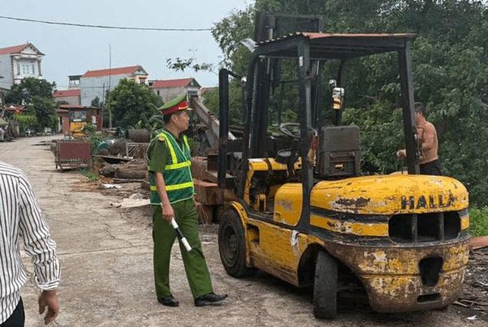 Lực lượng Công an xã Đa Phúc tuyên truyền vận động người dân di chuyển tài sản trước mưa bão. Ảnh: Công an thành phố Hà Nội.