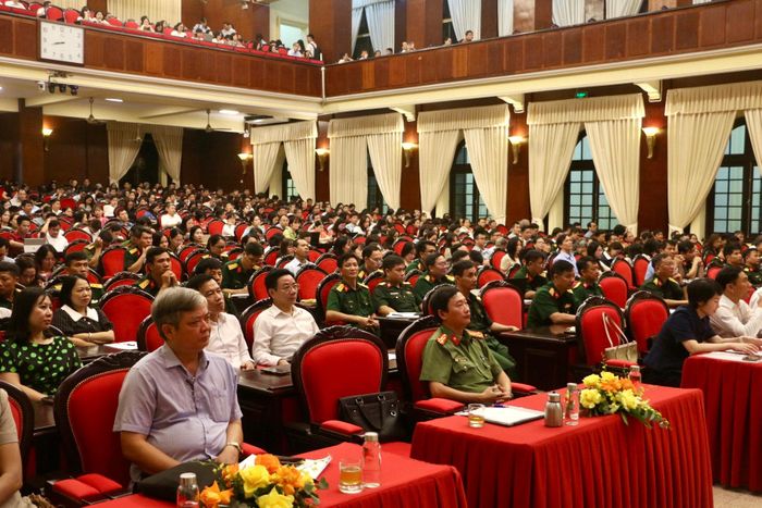 Hội nghị có hơn 700 giảng viên, giáo viên tham dự. Ảnh: Phương Ngân