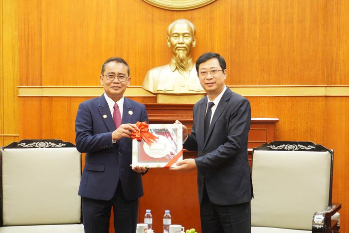 Hai bên cùng trao tặng những món quà ý nghĩa. Ảnh: Lê Dung