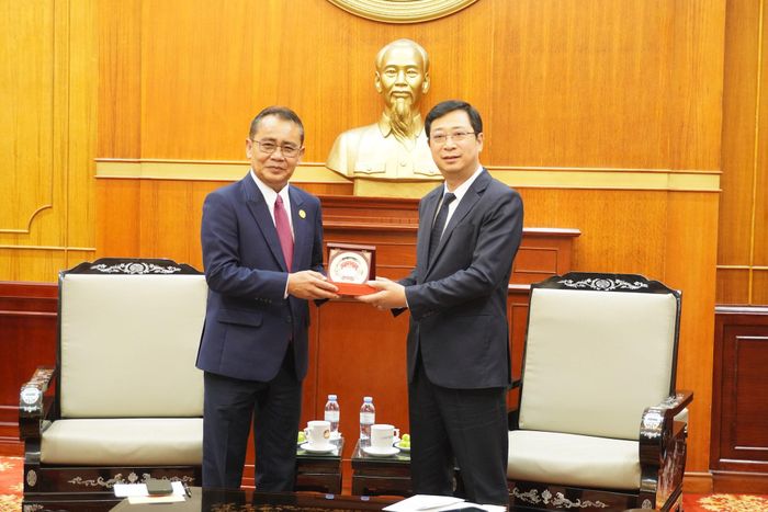 Phó Chủ tịch Ủy ban Trung ương MTTQ Việt Nam Cao Xuân Thạo trao quà tặng ông Phongsavanh Siliphan. Ảnh: Lê Dung.
