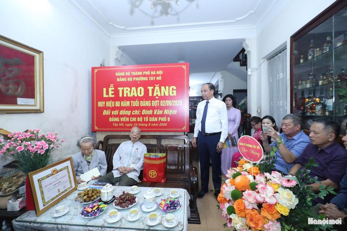 Bí thư Đảng ủy, Chủ tịch HĐND phường Tây Hồ Nguyễn Đình Khuyến phát biểu tại buổi lễ. Ảnh: Ngọc Tú