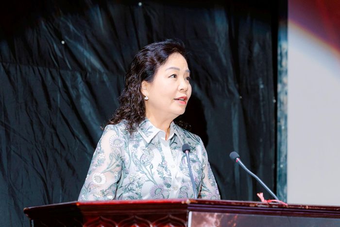 Tiến sĩ Ngô Phương Lan, Chủ tịch Hiệp hội Xúc tiến và Phát triển Điện ảnh Việt Nam, chia sẻ trong buổi chiếu báo cáo tại Ninh Bình. Ảnh: Ban tổ chức