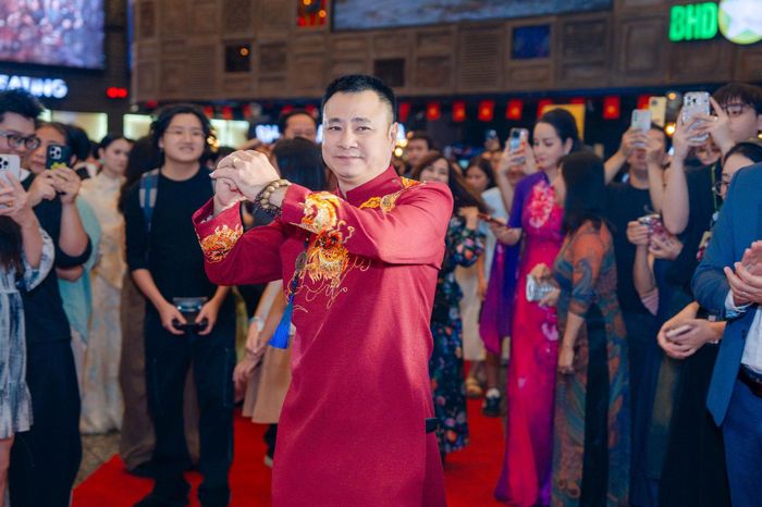 NSND Tự Long- nhân vật thầy Mo trong phim cảm ơn khán giả trong buổi chiếu ra mắt tại Hà Nội tối ngày 23-8. Ảnh: Ban tổ chức