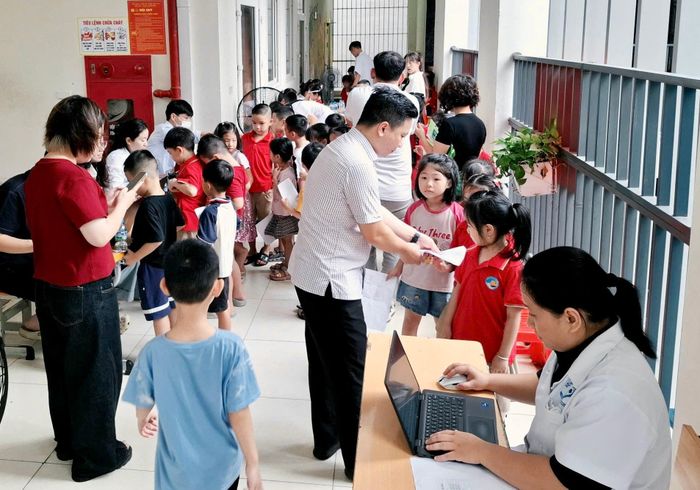 Học sinh được phân luồng theo từng nhóm, từng khung giờ để bảo đảm việc khám diễn ra khoa học, thuận tiện. Ảnh: Võ Giang