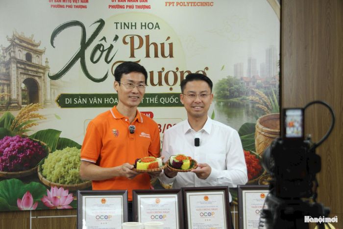 Ông Bùi Thế Cường, Phó Chủ tịch UBND phường Phú Thượng (bên phải), tại phiên livestream quảng bá xôi Phú Thượng. Ảnh: Cao Kỳ