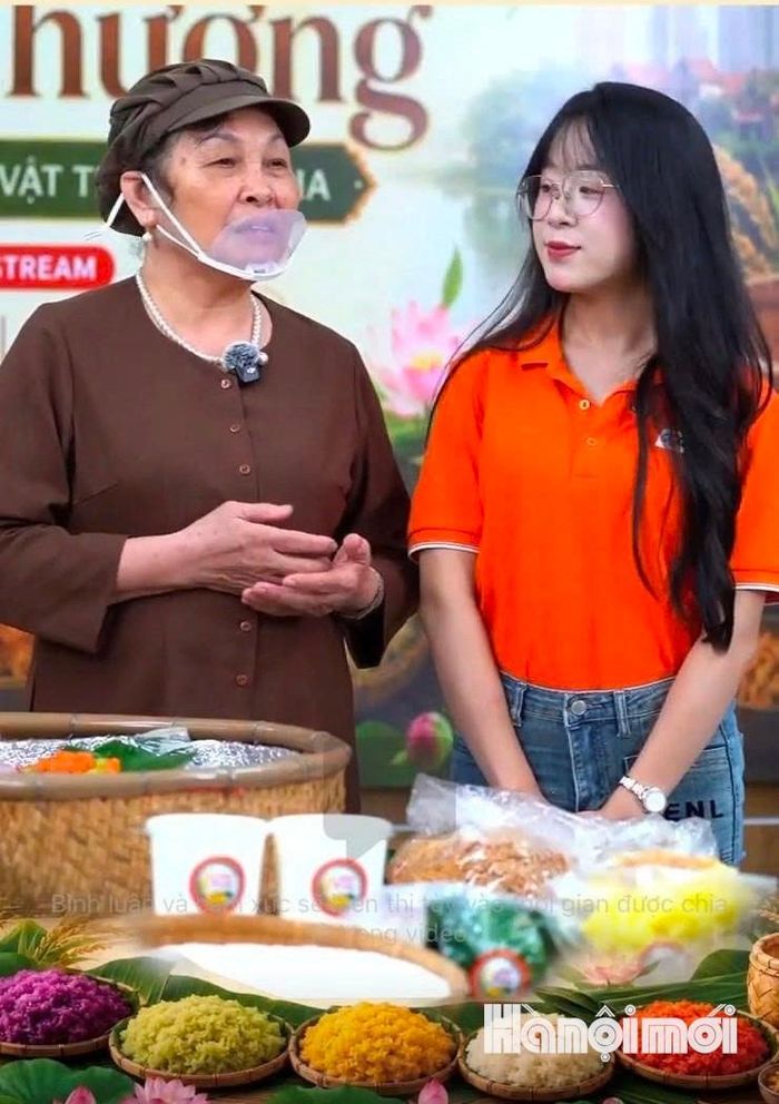 Bà Nguyễn Thị Loan, Chủ tịch Hội Làng nghề truyền thống xôi Phú Thượng chia sẻ câu chuyện giữ nghề tại phiên livestream quảng bá xôi Phú Thượng. Ảnh: Tuệ Lâm