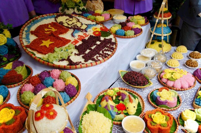 Xôi Phú Thượng đa dạng về màu sắc, phong phú về hương vị, mang đậm dấu ấn của làng nghề truyền thống. Ảnh: Tuệ Lâm