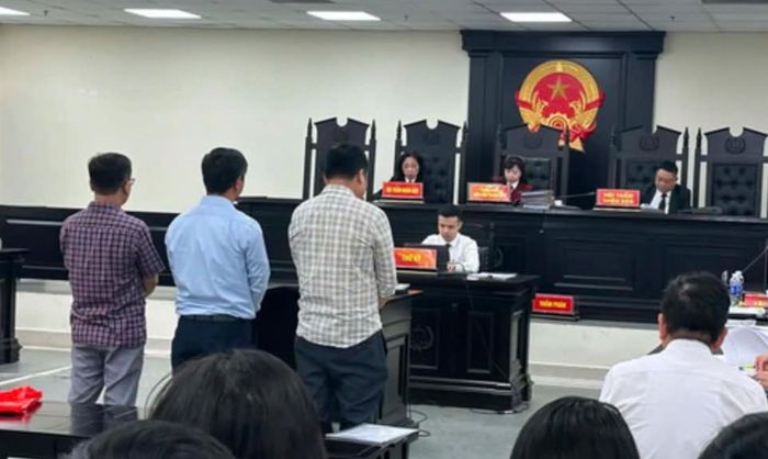 Các bị cáo nghe toà tuyên án. Ảnh: N.M