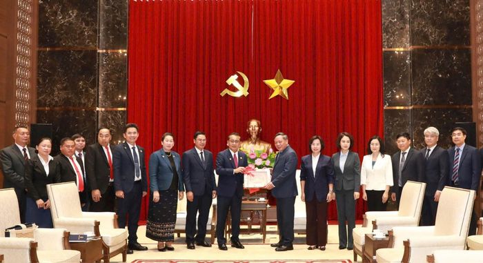 Ủy viên Trung ương Mặt trận Lào xây dựng đất nước, Ủy viên Ban Thường vụ Thành ủy, Chủ tịch Ủy ban Mặt trận Lào xây dựng đất nước Thủ đô Viêng Chăn Phongsavanh Siliphan trao quà lưu niệm tới lãnh đạo Thành ủy Hà Nội. Ảnh: Lê Phương