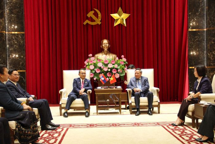 Phó Bí thư Thành ủy Hà Nội Nguyễn Văn Phong cùng Ủy viên Trung ương Mặt trận Lào xây dựng đất nước, Ủy viên Ban Thường vụ Thành ủy, Chủ tịch Ủy ban Mặt trận Lào xây dựng đất nước Thủ đô Viêng Chăn Phongsavanh Siliphan tại buổi làm việc. Ảnh: Lê Phương