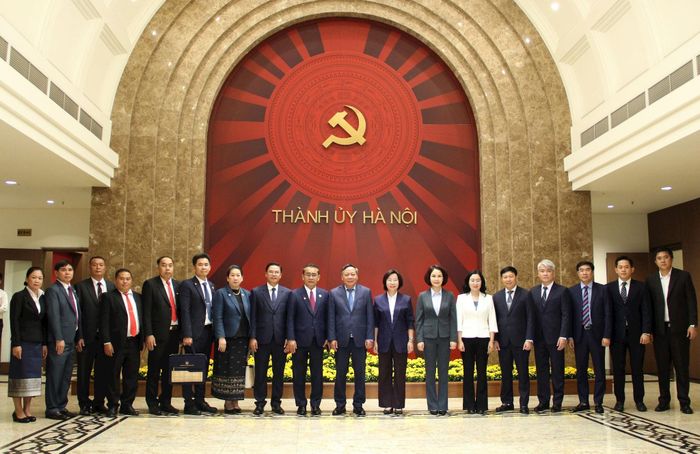 Đoàn đại biểu chụp ảnh lưu niệm tại Thành ủy Hà Nội. Ảnh: Lê Dung