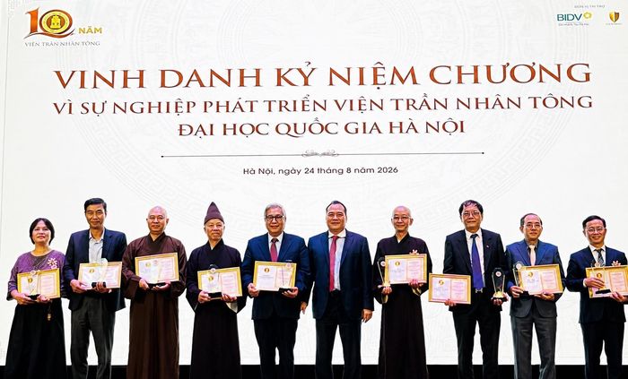 Viện Trần Nhân Tông trao tặng Kỷ niệm chương “Vì sự nghiệp phát triển của Viện” cho các cá nhân tiêu biểu. Ảnh: ND