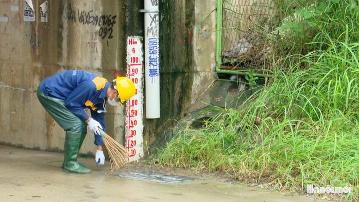 Xí nghiệp Thoát nước số 6, Công ty TNHH MTV Thoát nước Hà Nội ứng trực tại khu vực hầm số 6. Ảnh: Lại Tấn