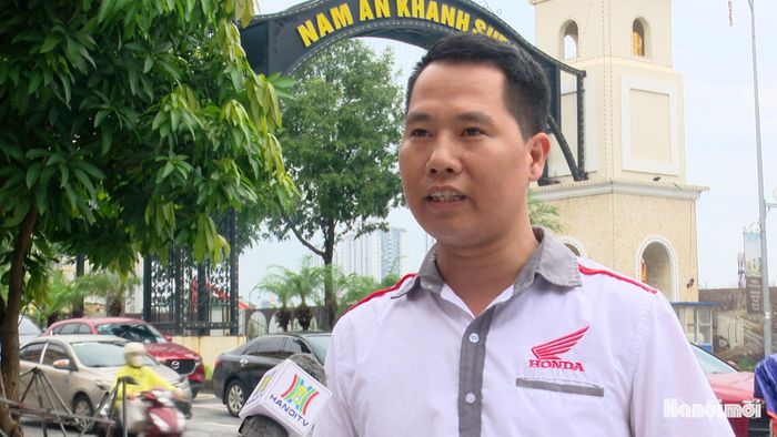 Anh Nguyễn Văn Khánh, nhân viên bán hàng trên đường Lê Trọng Tấn. Ảnh: Lại Tấn