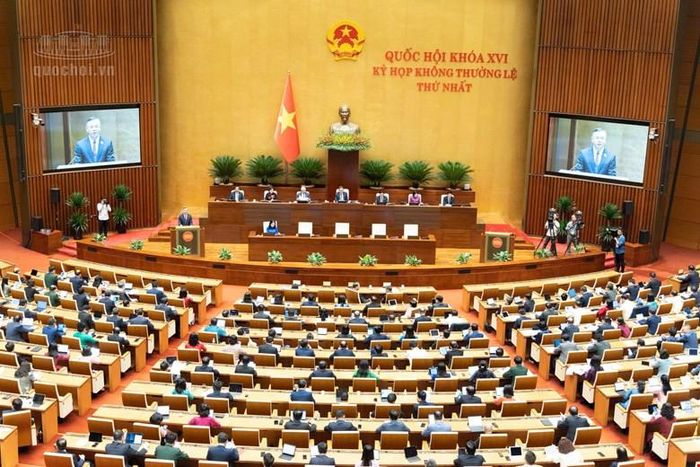 Bộ trưởng Bộ Tài chính Ngô Văn Tuấn thay mặt Chính phủ trình bày báo cáo tiếp thu, giải trình. Ảnh: quochoi.vn