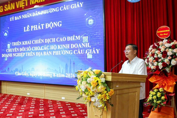 Phó Chủ tịch UBND phường Cầu Giấy Lương Mậu Hùng phát biểu tại buổi lễ. Ảnh: Vân Nhi
