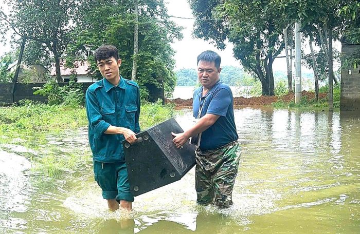 Tại các khu vực ngập tài sản và vật nuôi của người dân được di chuyển tới nơi an toàn. Ảnh: PV