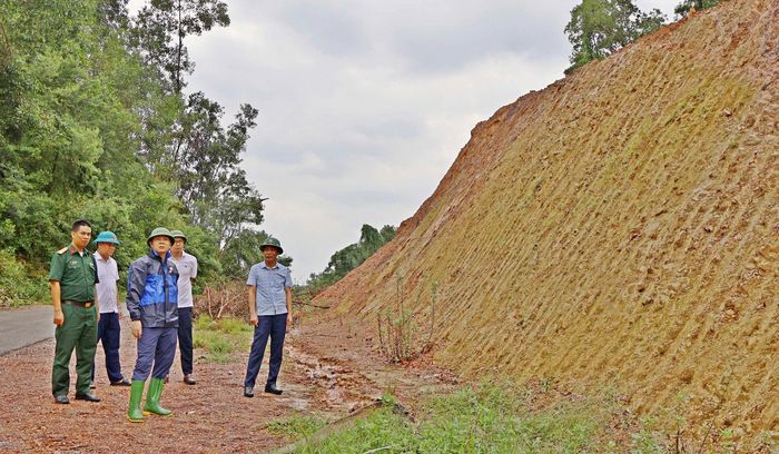 Các khu vực ven sườn đồi, sườn dốc, ven sông, hồ được kiểm tra kỹ càng. Ảnh: Thu Phương