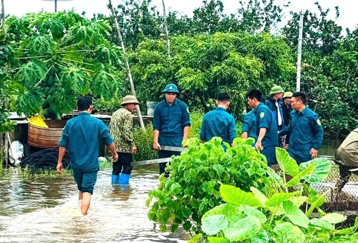 Nhiều tài sản và vật dụng tại các khu vực ngập được di chuyển đến nơi an toàn. Ảnh: PV