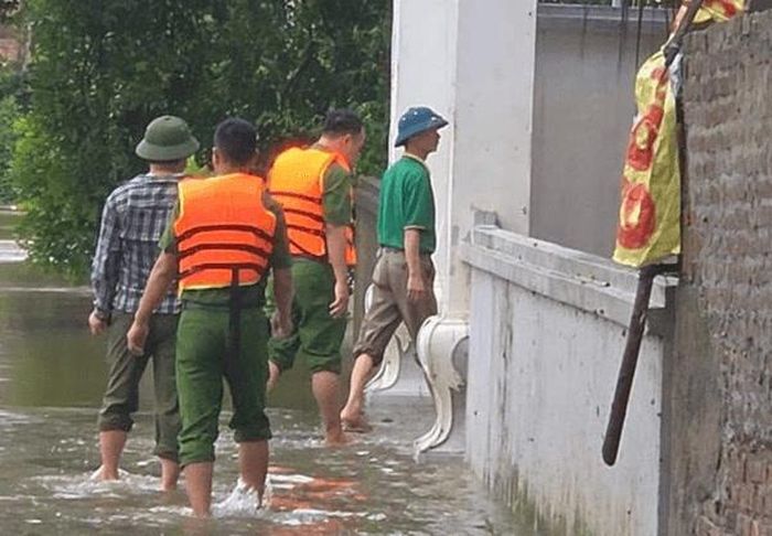 Lực lượng chức năng tuần tra, kiểm soát và bảo đảm an toàn cho người dân khi có tình huống xảy ra. Ảnh: Công an thành phố Hà Nội