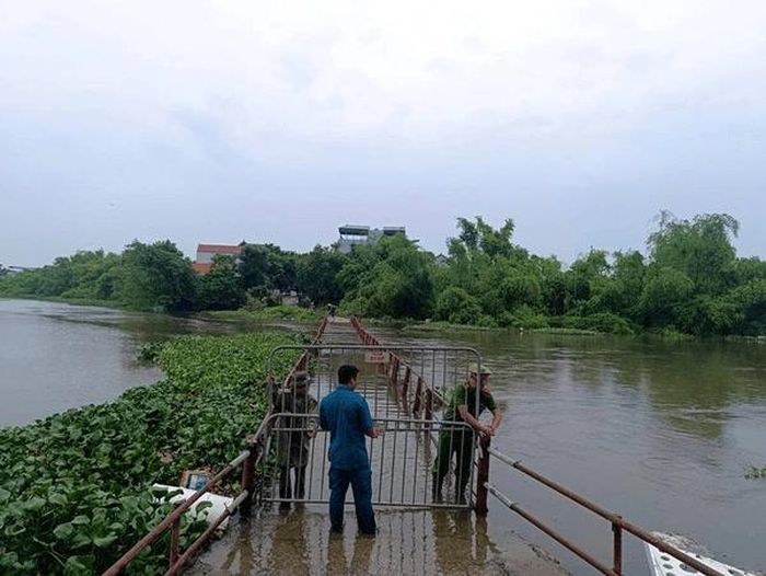 Công an xã Quảng Bị thực hiện rào chắn, triển khai các biện pháp hạn chế người dân đi vào khu vực nguy hiểm trên địa bàn. Ảnh: Công an thành phố Hà Nội.