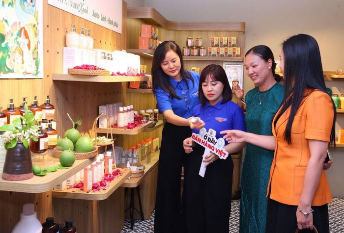 Việc ứng dụng AI và thương mại điện tử là nhiệm vụ trọng tâm trong chiến lược chuyển đổi số và phát triển kinh tế số của Hà Nội. Ảnh: PV