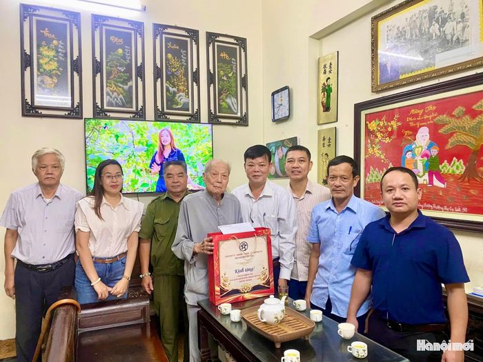 Đoàn công tác của xã thăm, tặng quà ông Lê Văn Đán. Ảnh: Mai Duyên