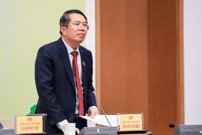 Phó Chủ nhiệm Văn phòng Quốc hội Nguyễn Văn Hiển trả lời tại họp báo. Ảnh: Hữu Thắng