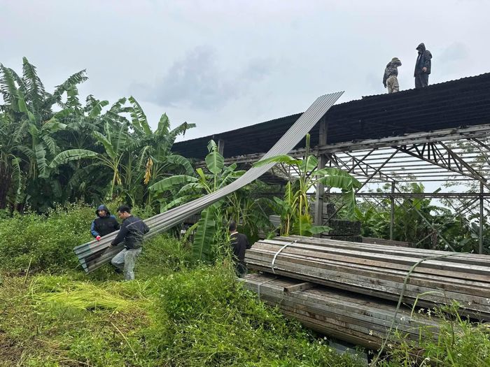 Các hộ dân tự nguyện tháo dỡ công trình vi phạm. Ảnh: Nga Nguyễn