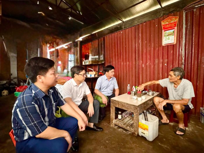 Lãnh đạo xã Đan Phượng trao đổi, tuyên truyền, vận động người dân chấp hành đúng quy định của pháp luật về đất đai, trật tự xây dựng. Ảnh: Nga Nguyễn