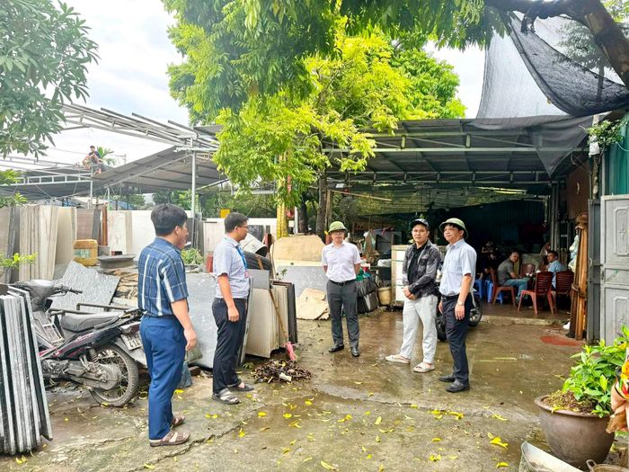 Chủ tịch UBND xã Đan Phượng Nguyễn Viết Đạt và Phó Chủ tịch UBND xã Nguyễn Đăng Thịnh kiểm tra tình hình xử lý vi phạm đất đai, trật tự xây dựng tại thôn Thu Quế sáng 24-8. Ảnh: Nga Nguyễn