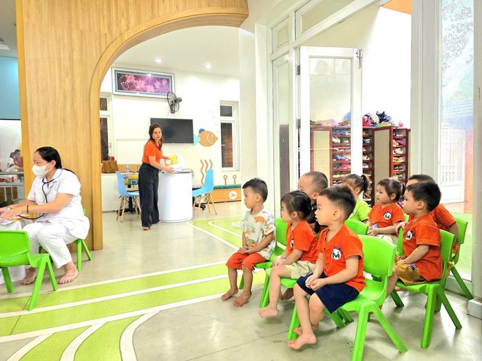 Chương trình khám sức khỏe miễn phí cho học sinh từ ngày 18-8 đến 4-9-2026 tại các cơ sở giáo dục mầm non, phổ thông trên địa bàn phường Đông Ngạc. Ảnh: PV