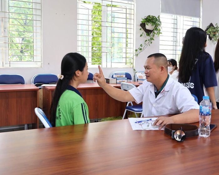 Các bác sĩ kiểm tra thị lực cho học sinh. Ảnh: Vũ Hoa