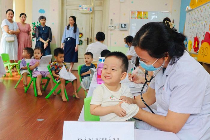 Có khoảng 11.000 trẻ em, học sinh dưới 18 tuổi tại phường Phương Liệt được khám sức khoẻ trước thềm năm học mới. Ảnh: NO
