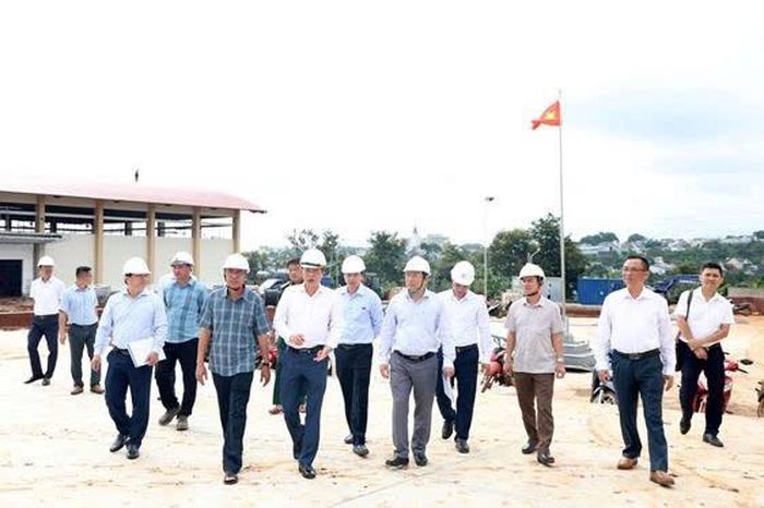 Phó Bí thư Tỉnh ủy, Chủ tịch HĐND tỉnh Lâm Đồng Lưu Văn Trung kiểm tra thực tế tại Trường Phổ thông nội trú liên cấp Tiểu học và THCS Thuận An, xã Thuận An. Ảnh: Phóng viên