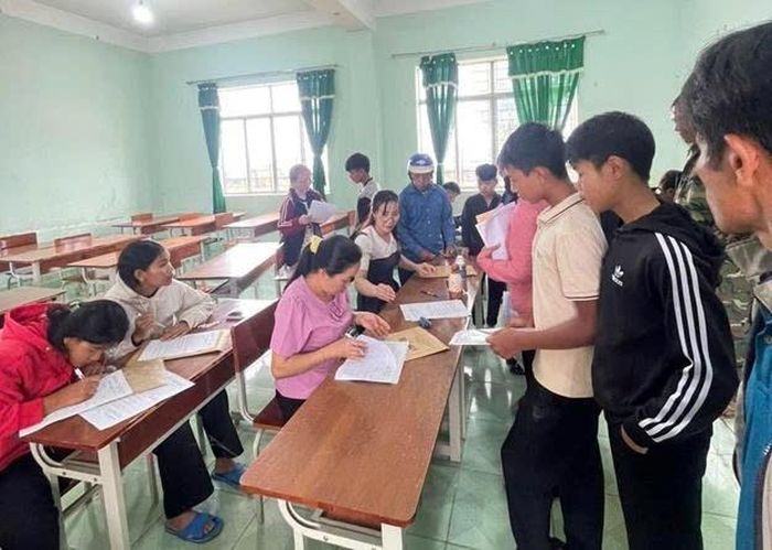 Trường THPT Đắk Glong (xã Quảng Khê) thu hồ sơ, tư vấn lựa chọn tổ hợp môn cho học sinh khối 10 năm học 2026 - 2027. Ảnh: PV