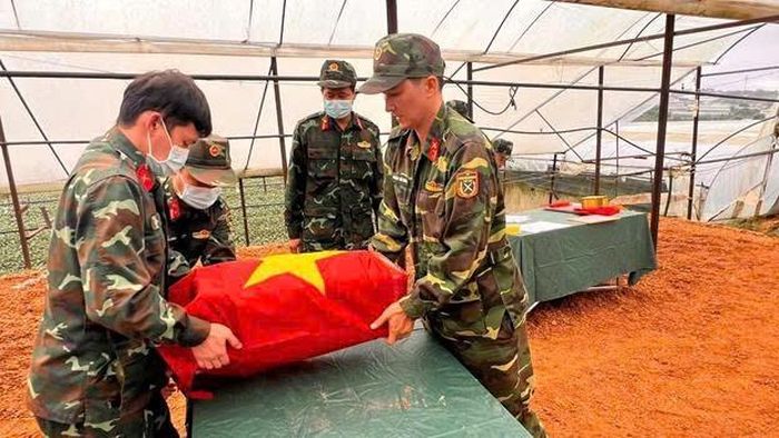 Đội K75, Bộ CHQS tỉnh Lâm Đồng cất bốc hài cốt liệt sĩ tại Tổ dân phố Sào Nam, phường Xuân Trường - Đà Lạt. Ảnh: PV