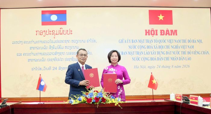 Ủy viên Ban Thường vụ Thành ủy, Chủ tịch Ủy ban MTTQ Việt Nam thành phố Hà Nội Bùi Huyền Mai và Ủy viên Ban Thường vụ Thành ủy, Chủ tịch Ủy ban Mặt trận Lào xây dựng đất nước Thủ đô Viêng Chăn Phongsavanh Siliphan ký Bản ghi nhớ hợp tác. Ảnh: Lê Phương