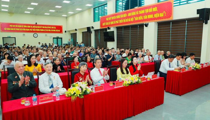 Các đại biểu tham dự buổi lễ. Ảnh: HL