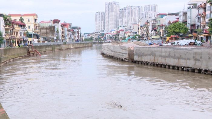 Kênh La Khê là tuyến dẫn nước chính phục vụ Trạm bơm Yên Nghĩa. Ảnh: Đỗ Bắc