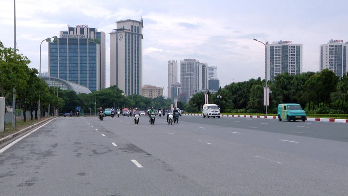 Tuyến đường Lê Quang Đạo khô ráo trong ngày 24-8. Ảnh: Đỗ Bắc
