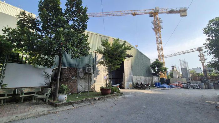 Nhà xưởng xây dựng trên đất nông nghiệp, hiện đang được cho thuê làm kho trung chuyển nước đóng chai, nằm ngay phía sau dự án nhà ở xã hội Tân Lập, xã Ô Diên. Ảnh: Hậu Lộc