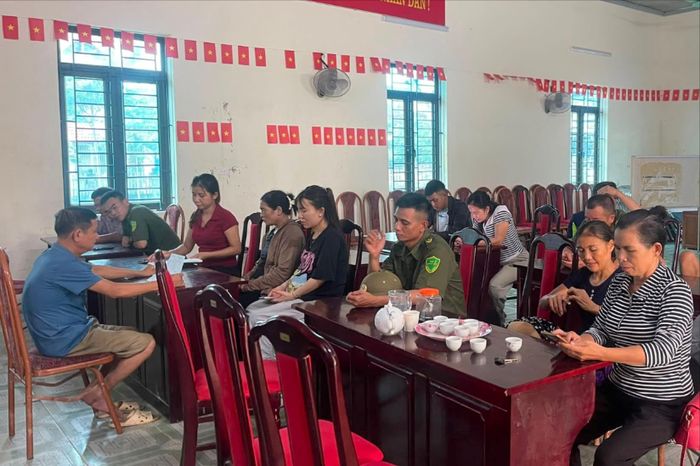 Thôn An Lạc đã tổ chức cuộc họp khẩn, sẵn sàng triển khai công tác ứng phó khi có tình huống thiên tai xảy ra. Ảnh: PV