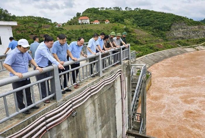 Thứ trưởng Bộ Nông nghiệp và Môi trường Nguyễn Hoàng Hiệp kiểm tra công tác phòng chống thiên tai tại Lạng Sơn. Ảnh: CTV.