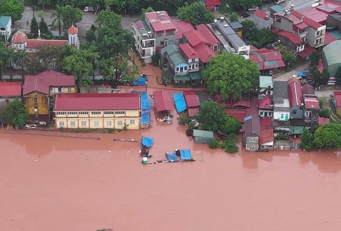 Một khu dân cư tại Lạng Sơn bị ngập trong nước lũ. Ảnh: CTV.