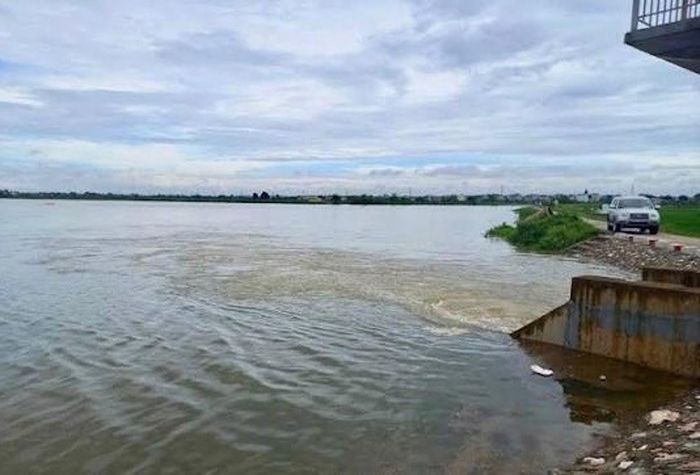 Mực nước sông Bùi đang ở mức cao. Ảnh: Tùng Nguyễn.