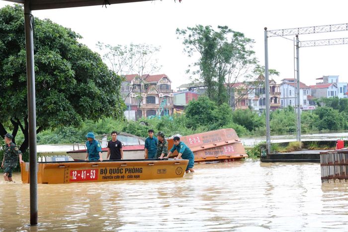 Các lực lượng khẩn trương đưa phương tiện, vật tư xuống hiện trường, sẵn sàng triển khai phương án khi cần thiết. Ảnh: PV