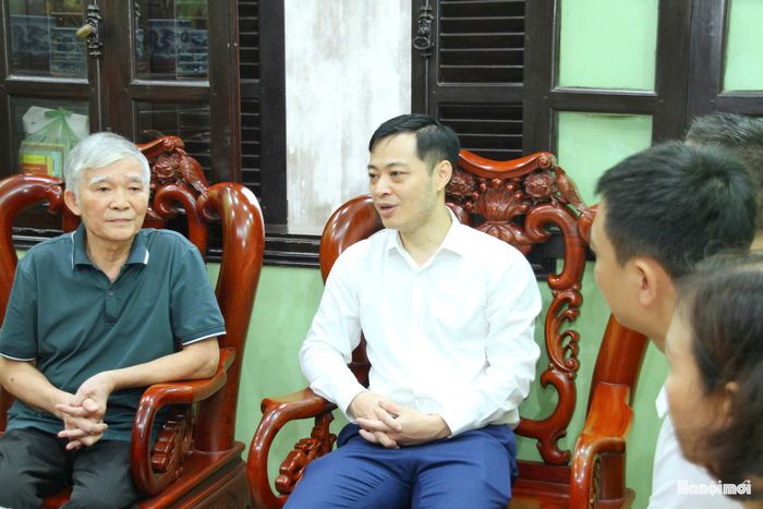 Bí thư Đảng ủy, Chủ tịch HĐND phường Phú Thượng Nguyễn Quốc Hà trò chuyện, thăm hỏi ông Nguyễn Hồng Quý. Ảnh: Cao Kỳ