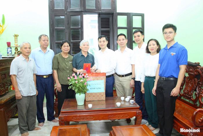 Bí thư Đảng ủy phường Phú Thượng Nguyễn Quốc Hà cùng đoàn công tác thăm hỏi, tặng quà ông Nguyễn Hồng Quý. Ảnh: Cao Kỳ